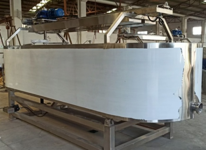 公司新增奶酪制作設(shè)備—不銹鋼奶酪槽、奶油摔打機(jī)